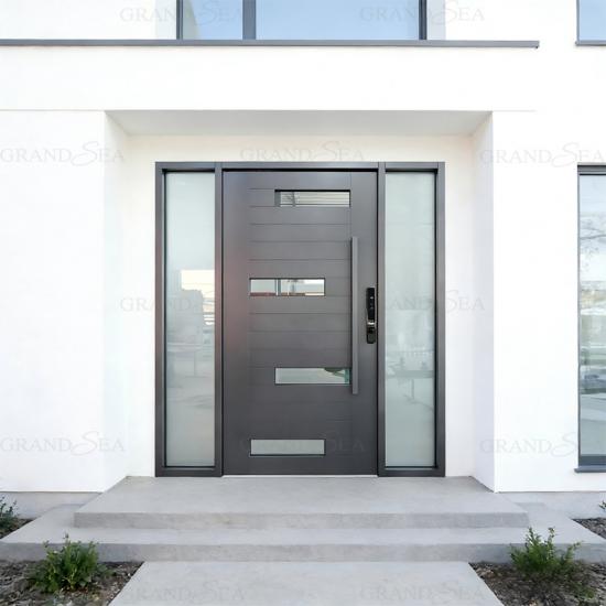Puerta frontal de aluminio con paneles laterales.
