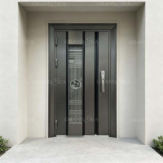 puerta exterior minimalista de acero inoxidable