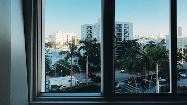 Ventajas y desventajas de las ventanas corredizas de aluminio para hogares modernos