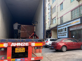 Un contenedor lleno de ventanas y puertas se envía al Líbano